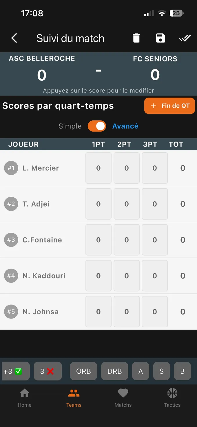 Écran de saisie de PlayerTrackr en mode avancé : une ligne par joueur, et la barre d'actions du bas — rebonds offensifs et défensifs, passes, interceptions, contres.